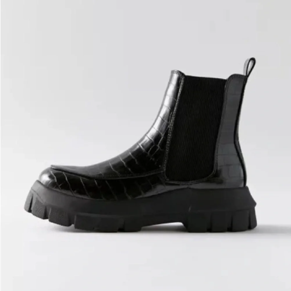 UO Eden Chelsea Boot Black Size 7 NEW